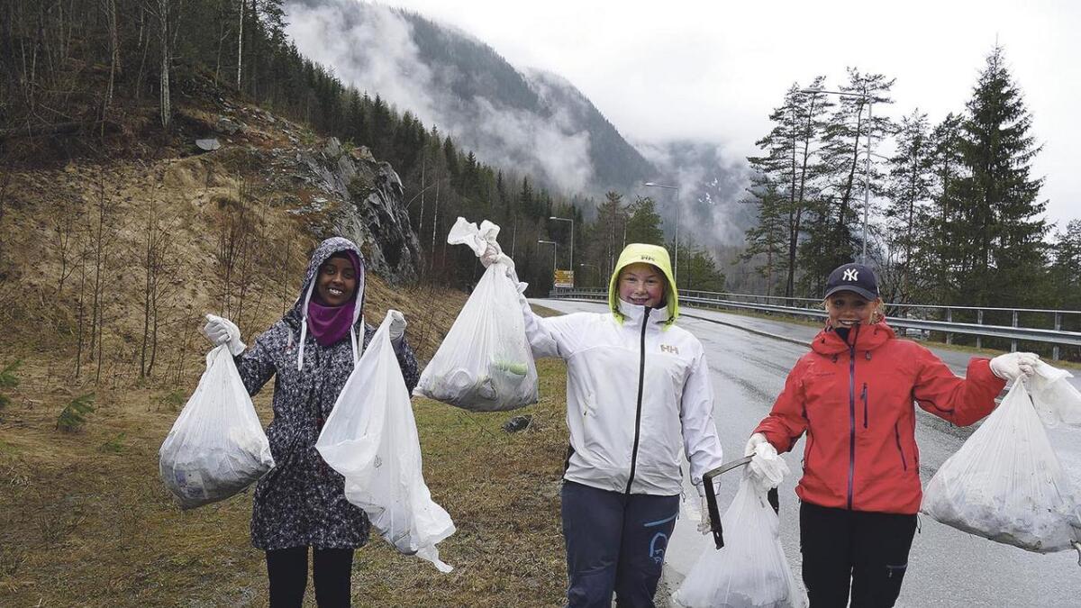 Selma Osman (t.v.), Marit Nyhus Bjåen og Solveig Bruhaug fann ein god del søppel langs Dalen.
