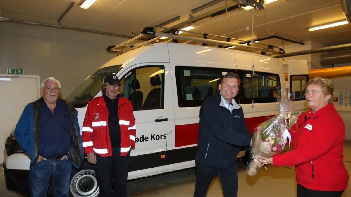 Det var ein stor dag for Os Røde Kors då Frode Rikstad torsdag ettermiddag overrekte dei nøklane den nye minibussen deira. Til høgre Nina Solvår Sælen. Til venstre Kristian Strønen og Atle Vågstøl.