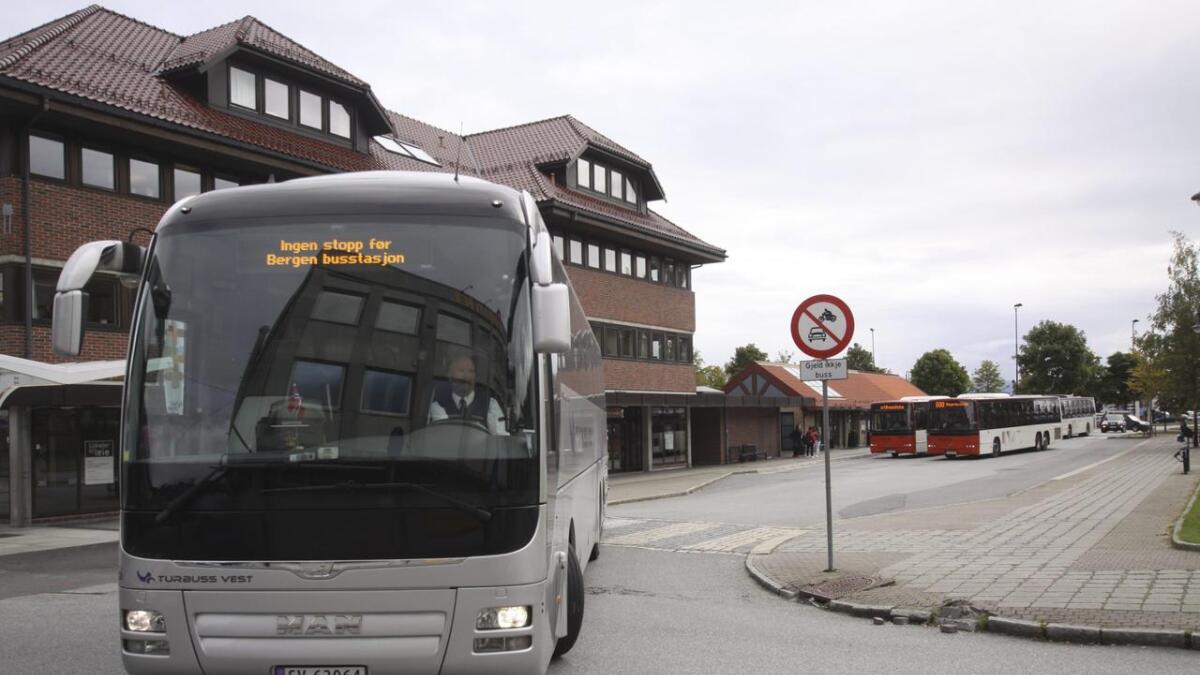 I frontruta på direktebussane står det ingen stopp før Bergen busstasjon, men no er det gjort endringer på ruta.
