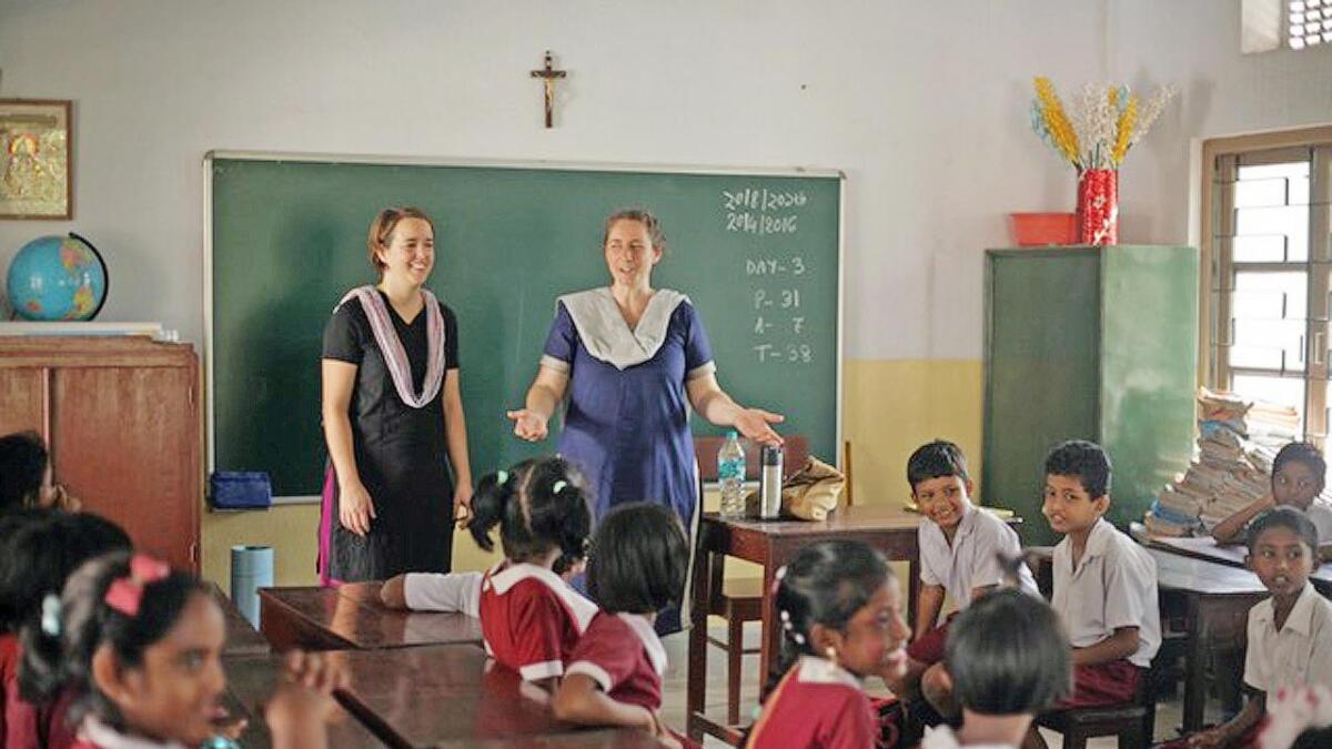 Helga Holmefjord Lobough til venstre - her på klassebesøk på ei reise i India.