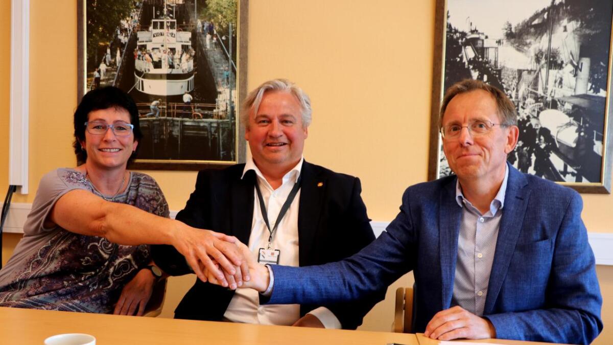 Tysdag signerte regionvegsjef Kjell Inge Danvik kontrakten til ein verdi av 800 millionar kroner med administrerande direktør i Mesta AS, Kurt Opseth (t.h.). Samferdlesjef Hildegunn Sørbø i Telemark fylke er godt nøgd med kontrakten.