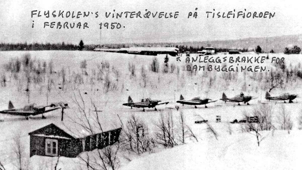 Cornell treningsfly på Tisleifjorden 1950. Anleggsbrakkene til Åbjøra-anlegget var leigd av Luftforsvaret. Brakkene var ikkje isolerte og det måtte fyrast heile natta.