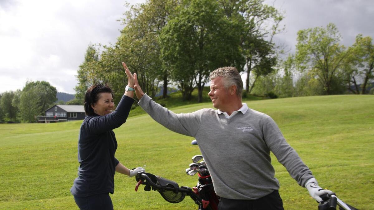 Laurdagen arrangerer klubben par-turnering som er open for golfspelarar frå alle klubbar. Her er det Kari White Simonsen og Anders Grøttingen Simonsen som spelar pargolf.