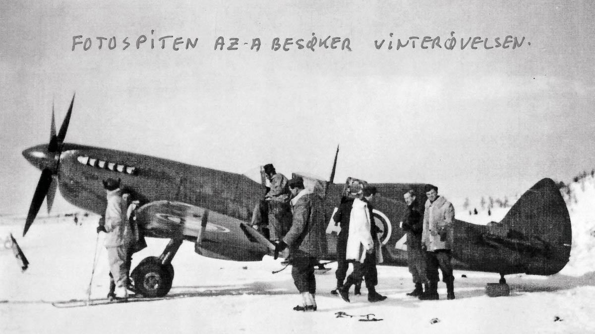 Spitfire XI på Tisleifjorden 1950. Dette er ei utgåve som var rigga for fotografering frå lufta.