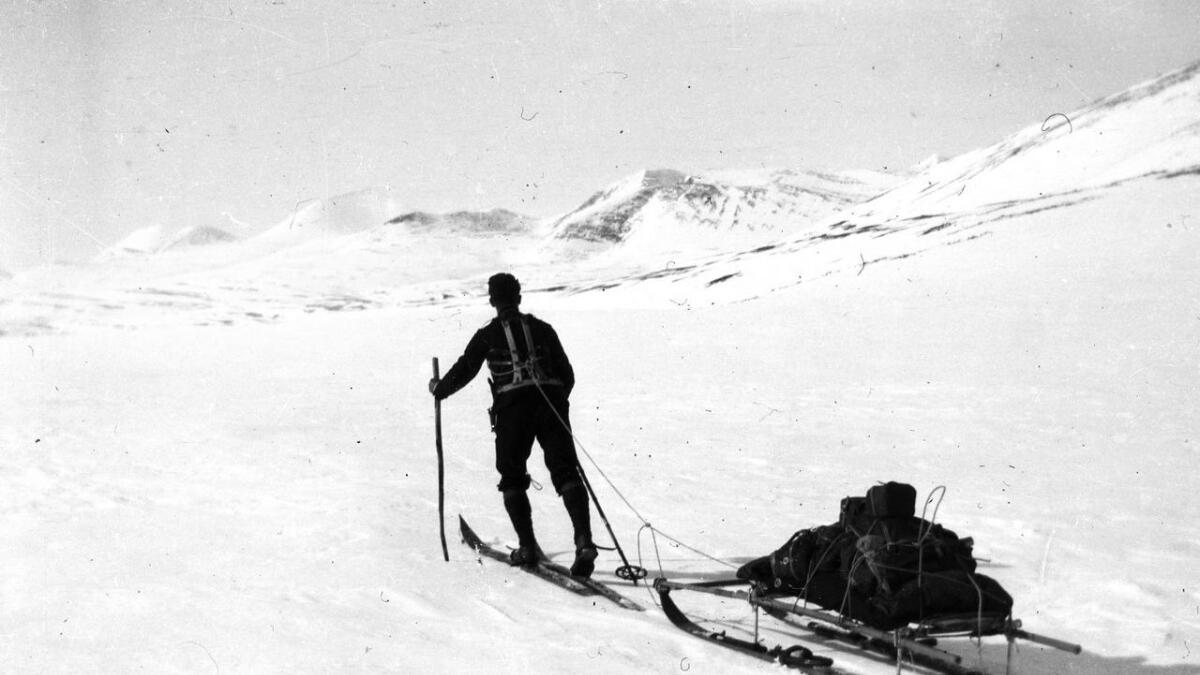 Henrik  Natvig Brun eksperimenterte med smørjefrie ski. Han utvikla ein kjelke eller pulk som soldatane kunne dra etter seg i ulendt terreng. Han utvikla bindingar slik at soldatane kunne få på og av skia utan å bøye seg ned. På biletet ser du Henriks skikjelke for såra soldatar.