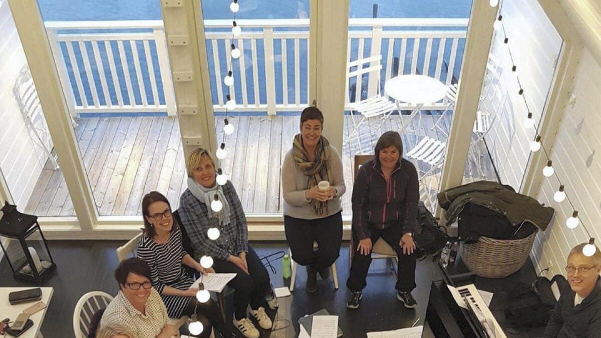 Vokalgruppa Tilslørte bondepiker blei starta i januar 2014 av 12 damer med over 100 års korerfaring, alle med tilknytning til Os.