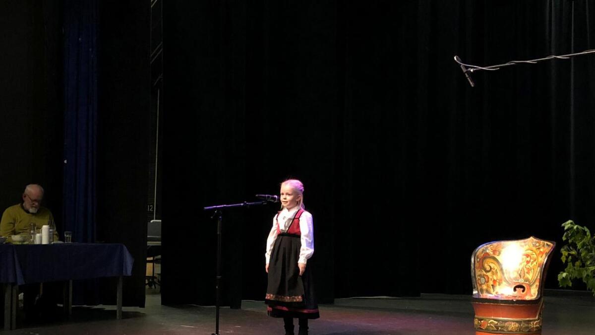 Mari Sudgarden Lia (8) frå Langlim song vakkert for publikum.