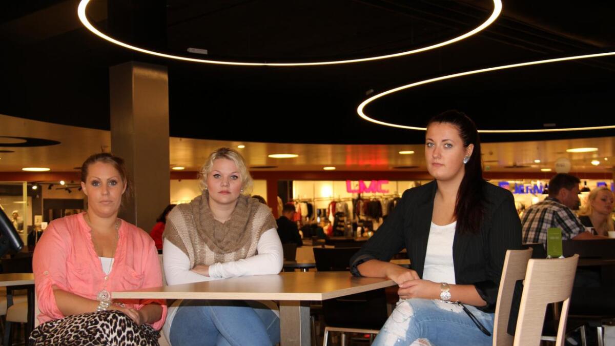 Butikksjef Jeanett Fløysvik med ansatte Maren Bjellaass (21) og Veronica Hafredal (19)