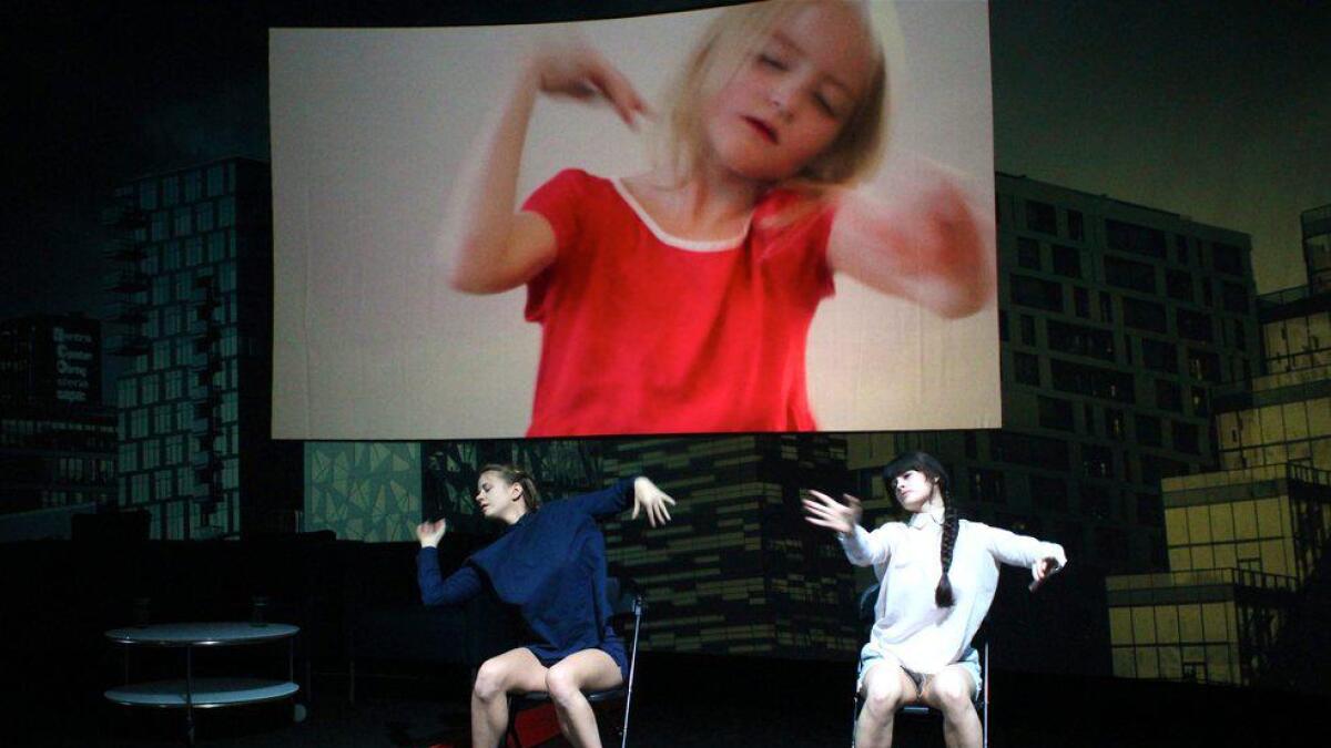 Maria Freyvoll og Caisa Strømmen Røstad vil syne at dans for barn ikkje er keisamt.