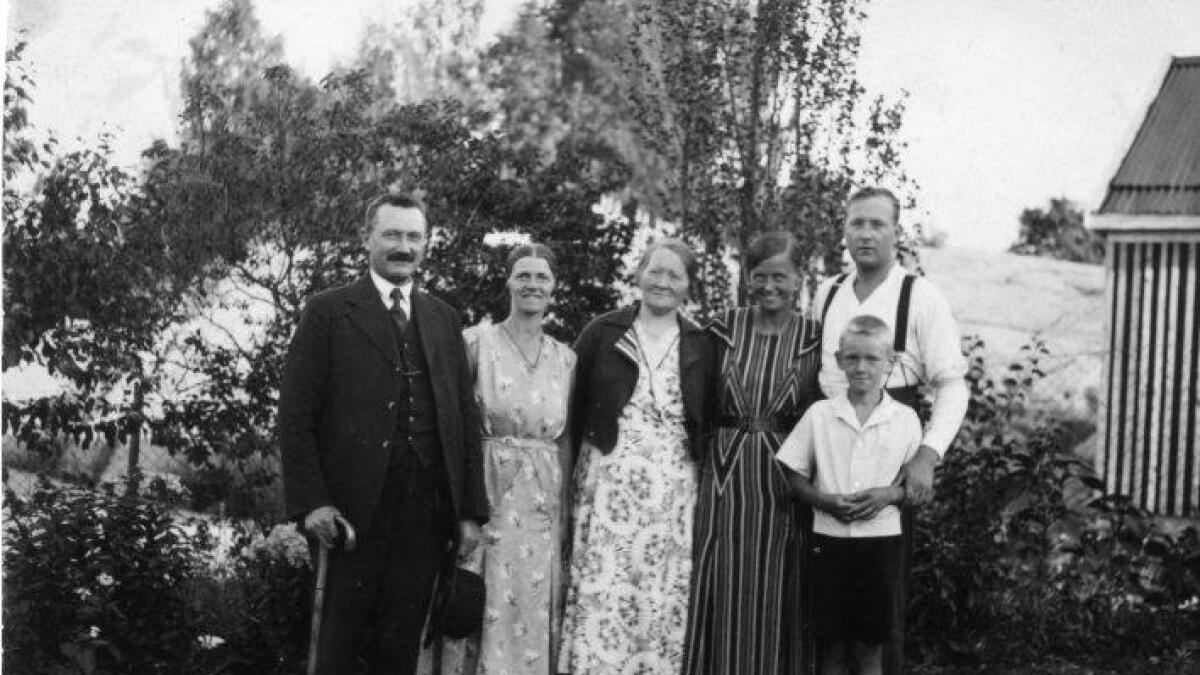 På biletet ser vi Gustav Olai Bahus (f.1881) og kona Oline saman med sonen Ingolf Bahus og kona Fiffi (Mally Sofie Saure). Kjenner du att dei andre?