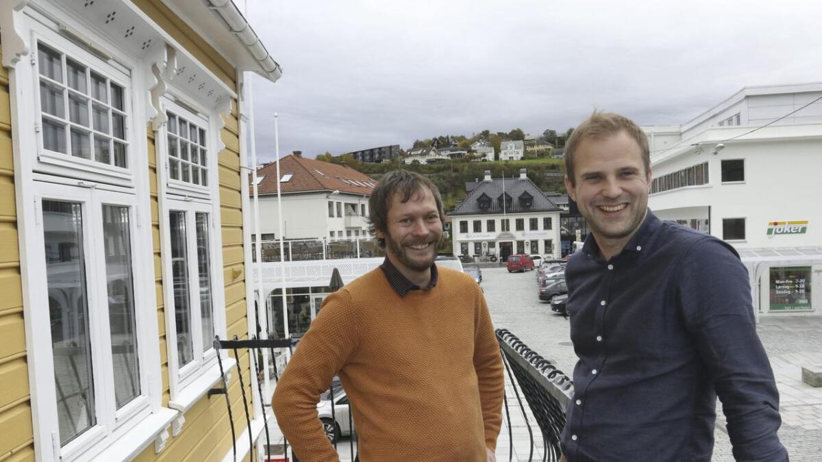 Geir Granli og Joakim Myklebust er supernøgde med lokalet dei har fått i Os sentrum. Alt no gler duoen seg til å stikka oppom og testa terrassen på 17. mai.