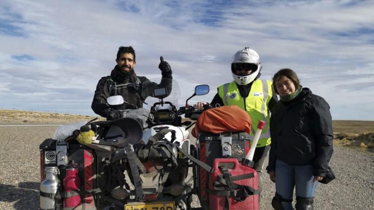 Dette biker-paret frå Colombia var strålande glade for hjelpa med å få sykkelen sin på rett kjøl langs vegen i Argentina.