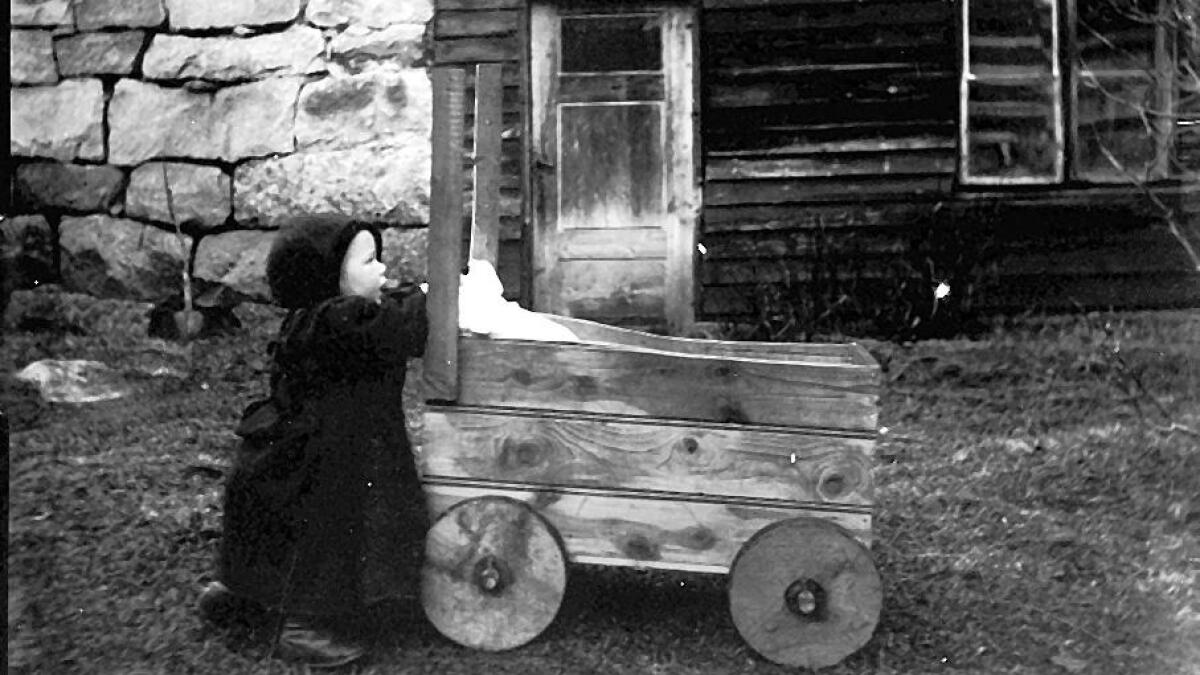 Aanund O. Edland (1872-1940) tok dette biletet av det eldste barnet sitt Olav, som var fødd i 1916. Den vesle guten som skuvar på den heimelaga barnevogna mista mor si berre seks år gamal.