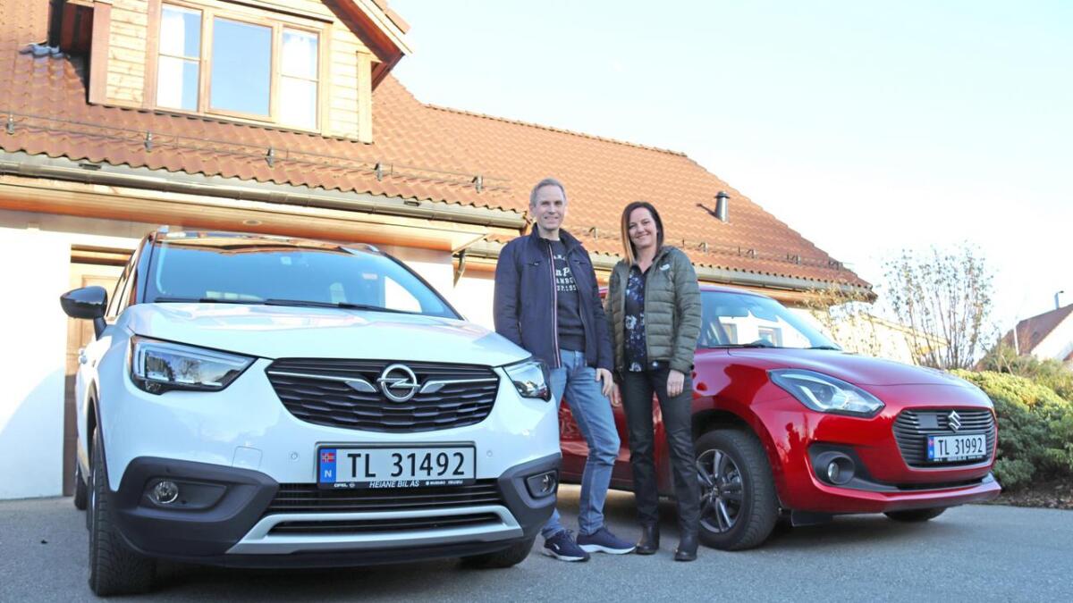 Knut Birger Paulsen og Vivi Christine Danmo er godt nøgde med bilane frå Heiane Bil. Knut Birger køyrer ein Opel Crossland X, Vivi ein Suzuki Swift.