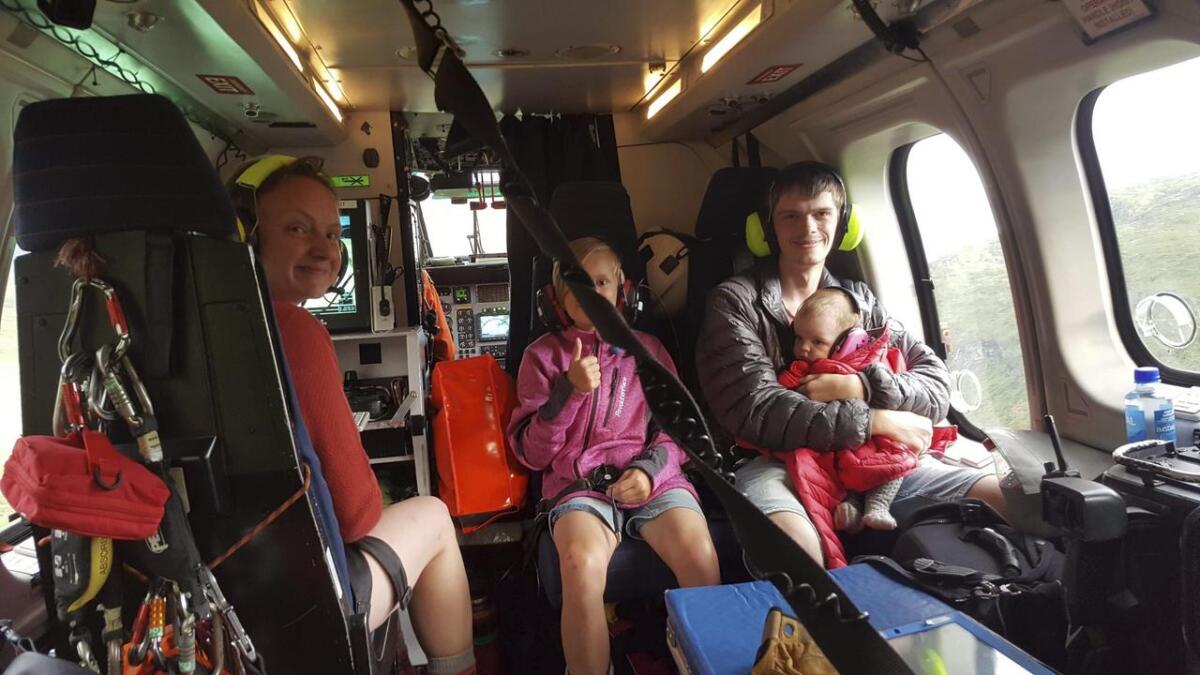 Katrine Jordalen trygt ombord i redningshelikopteret saman med sonen Nils Olav (10), nevøen Kristian og dottera hans, Veronika (8 månader).