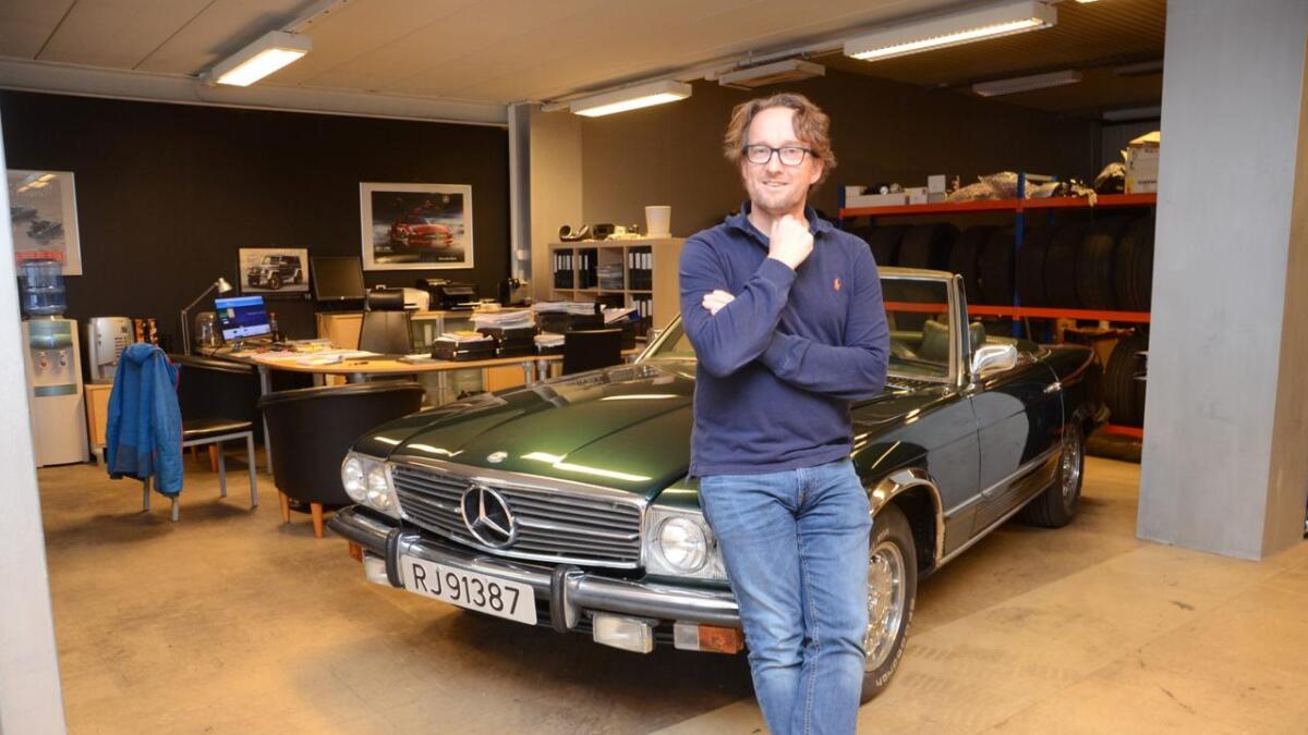 På kontoret i Nesbyen har Bård Heio ein strøken Mercedes        ved pulten. Men tankane er heile tida på verksemda på Svalbard.