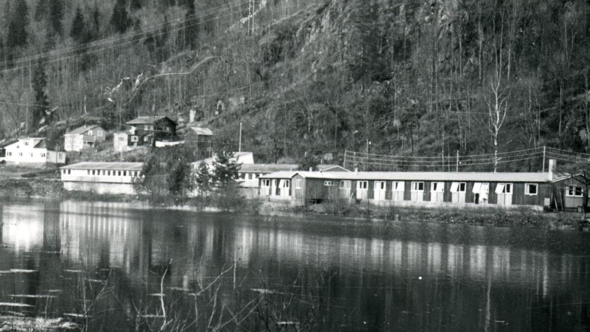 Anleggsarbeidet tok til på Dalen i 1956 med reising av kontorbrakka, det som no er Tokke kommunehus. Bildet er teke i 1958.