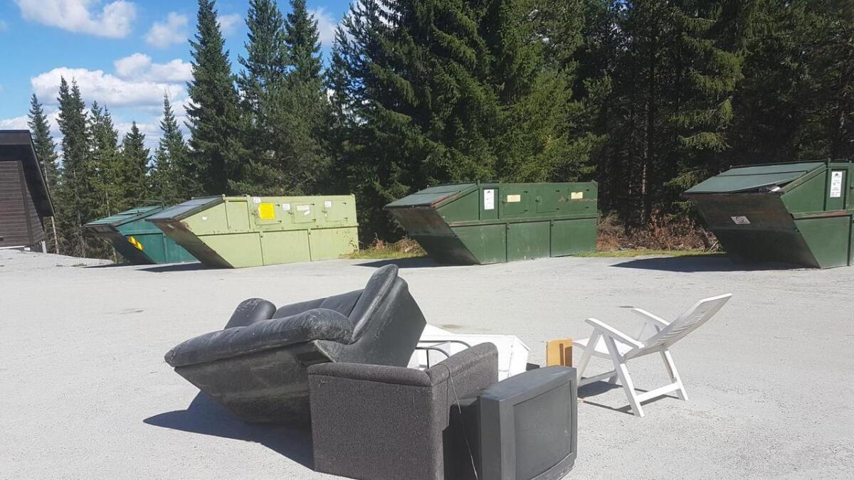 Eit fjernsyn, ei sofagruppe og anna avfall var dumpa midt på plassen ved søppelcontainerane på returpunktet i Nesfjellet.