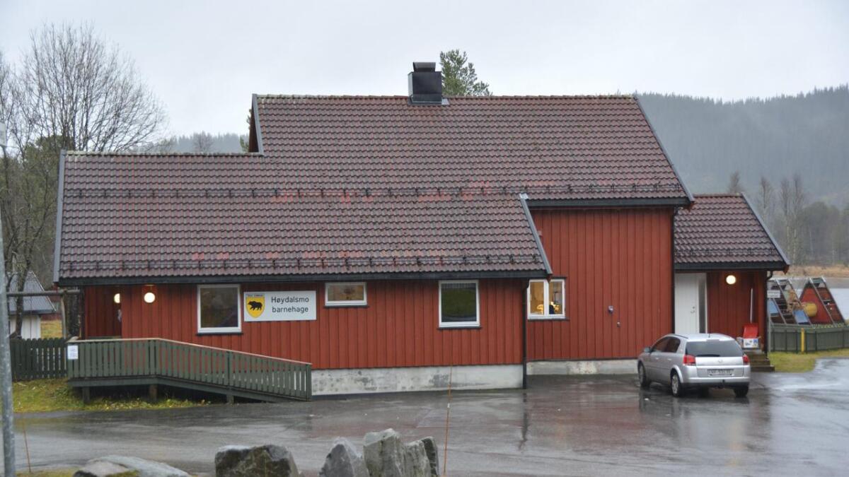 Kommunen meiner barnehagebygget i Høydalsmo er lite eigna for barnehagedrift. Rådmannen tilrår å bygge ny.