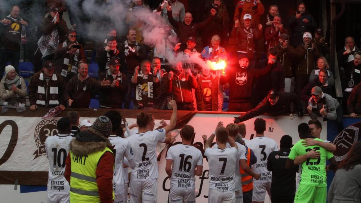 Mjøndalen jublar framfor sine eigne etter at opprykket til Eliteserien var sikra. Laget slo Florø søndag på bortebane.