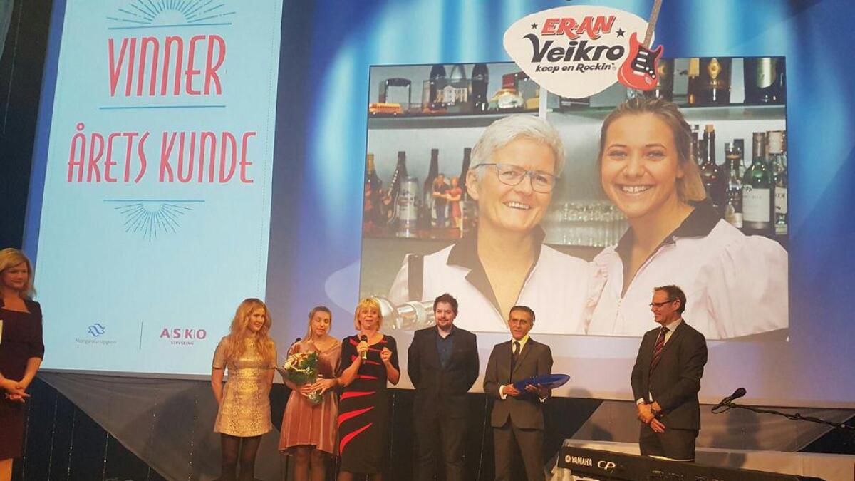 Linda Andersen og dottera Hanne var på plass i Tønsberg og kunne sjå at Er-An Veikro blei kåra til «Årets ASKO-kunde»