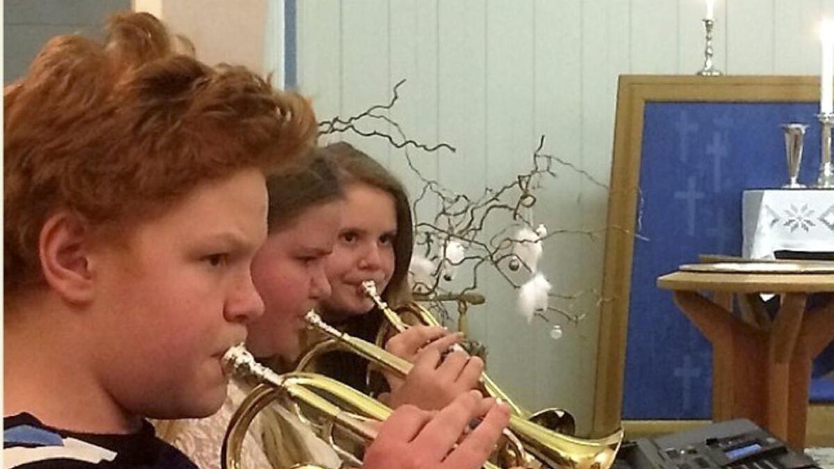 Mads, May Lene og Stina spelar horn.