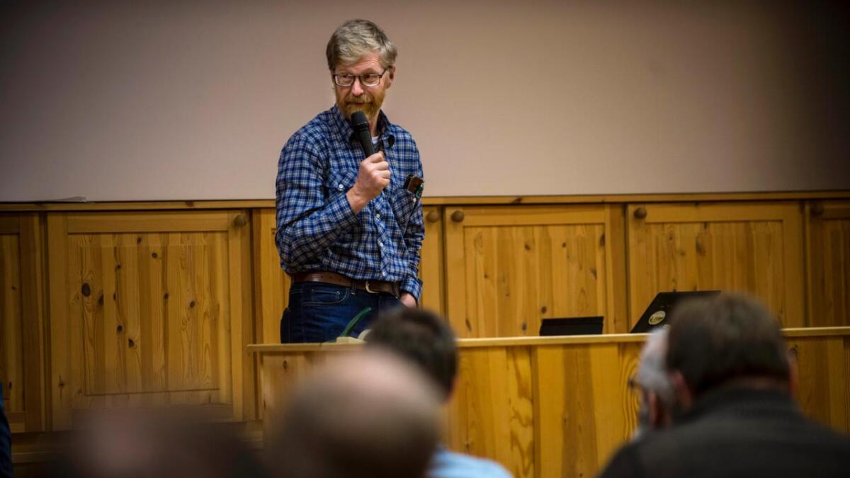Lars Nesse, leiar i villreinnemnda for Nordfjella og Fjellheimen, under informasjonsmøte om CWD på Torpomoen i januar.