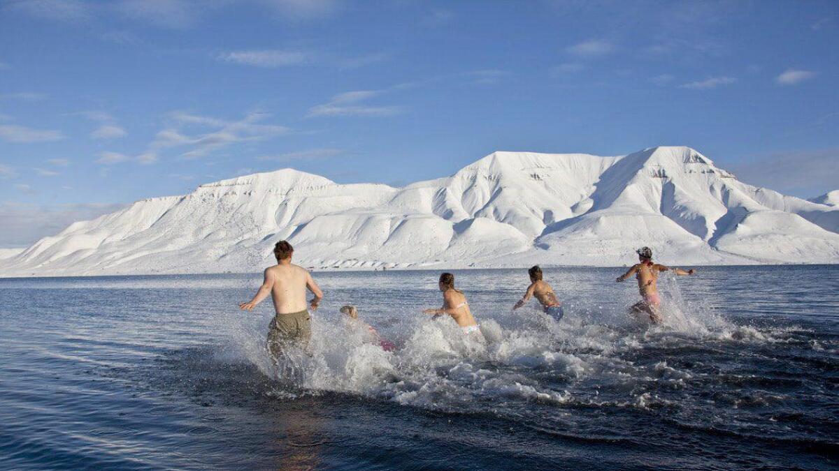 Elevar ved Folkehøgskolen Nord-Norge badar på Svalbard.