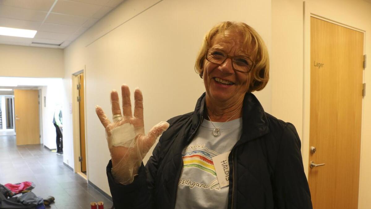 Haldis Børretzen Omdahl har fått bandasje og ein plasthanske for å halda såret reint.
