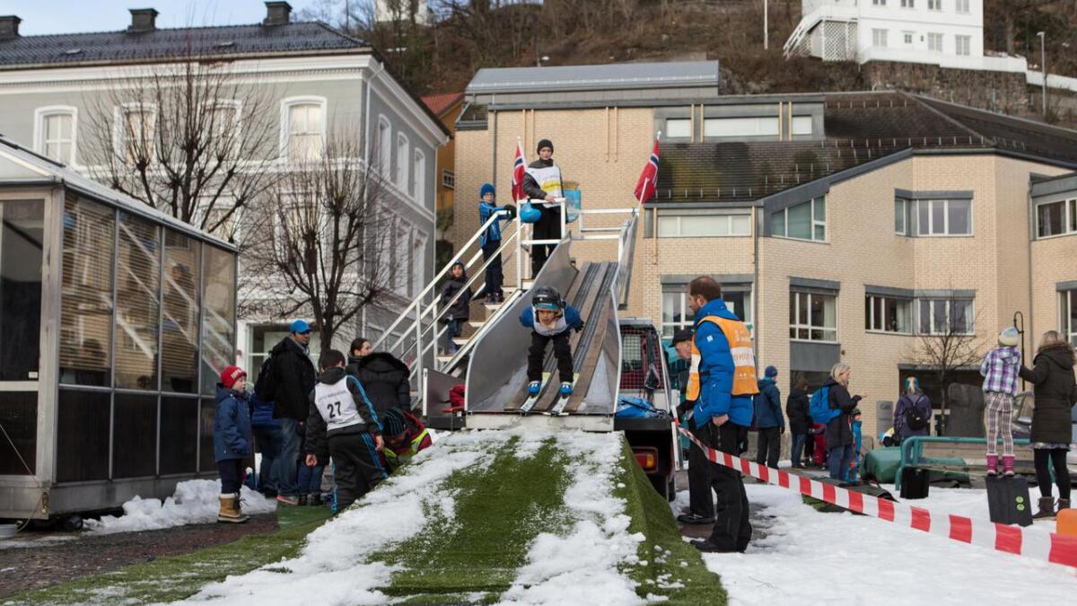 Lucas Sandeberg (7) er aktiv skihopper i Øyestad. Lørdag satte han utfor den mobile hoppbakken under Arendal Vinterfestival, en bakke han var med å åpne under arrangement i fjor.