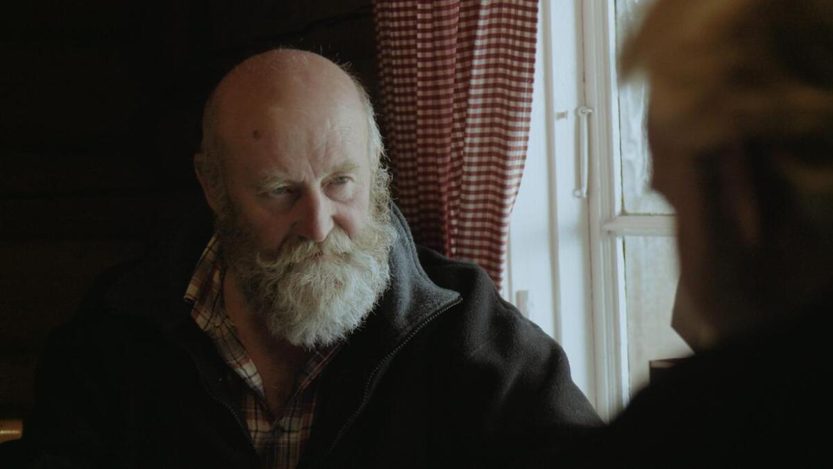 Bjarne Syversen (75) frå Nes har si fyrste filmrolle i spelefilmdebuten til regissør Jorunn Myklebust Syversen. Her i samspel med Anders Baasmo Christiansen.