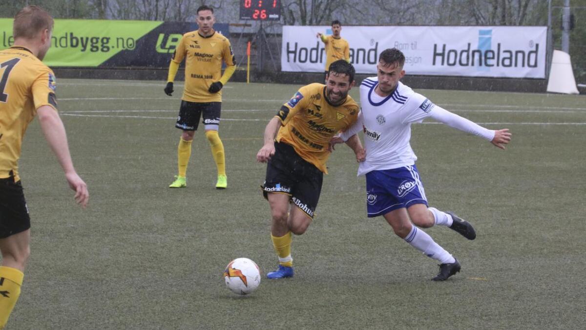 Os-spelar Rafael Villen Villen i kamp mot Lysekloster-spelar Dino Omerovic.