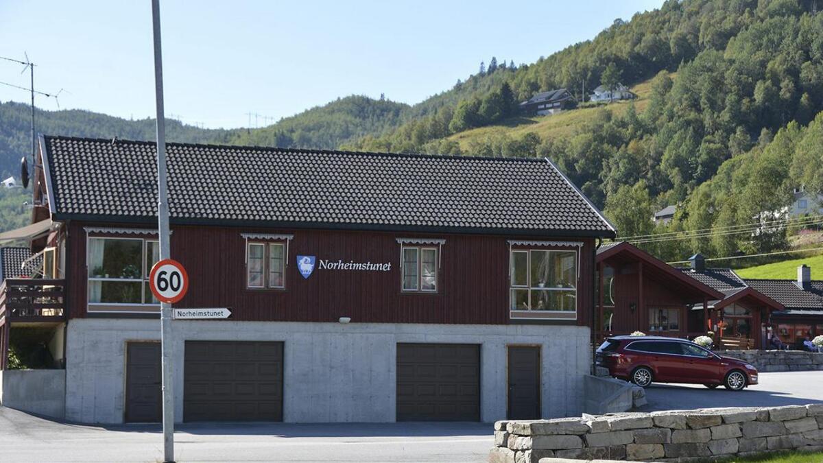 Henny og Olav Flatlands legat gjev 300 000 kroner til oppussinga ved Norheimstunet. 	Arkiv