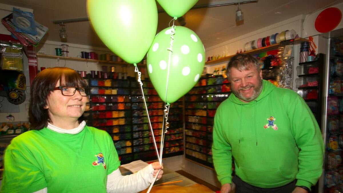 Olaug Gjelsvik og Henning Heimdal legg ikkje frå seg ballongane sjølv om Lilleballong-butikken no er historie.