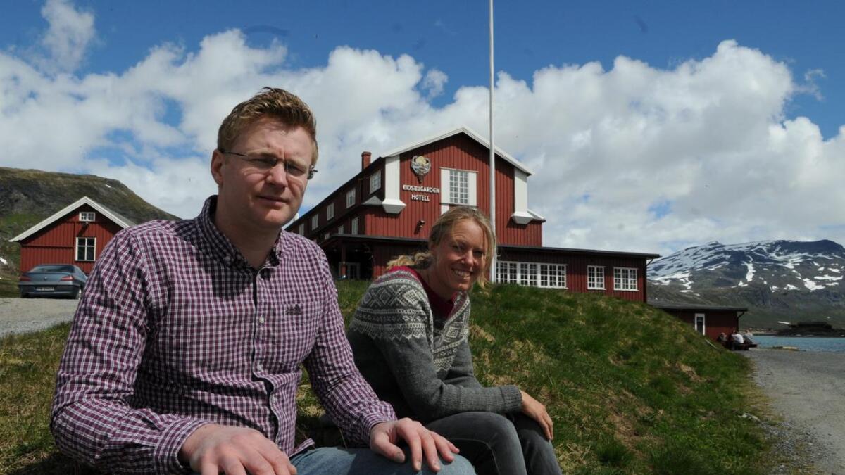 Eiendomsinvestor Ola Moe kjøpte Morgedal hotell etter konkursen. Her sammen           med Marte Lerkelund ved Eidsbugarden Hotell i Valdres.