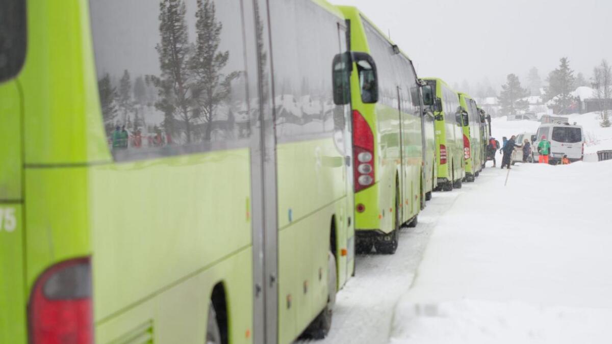 Fleire titals bussar stod klare i målområdet til å ta frakte slarverennsdamene til etterfesten.