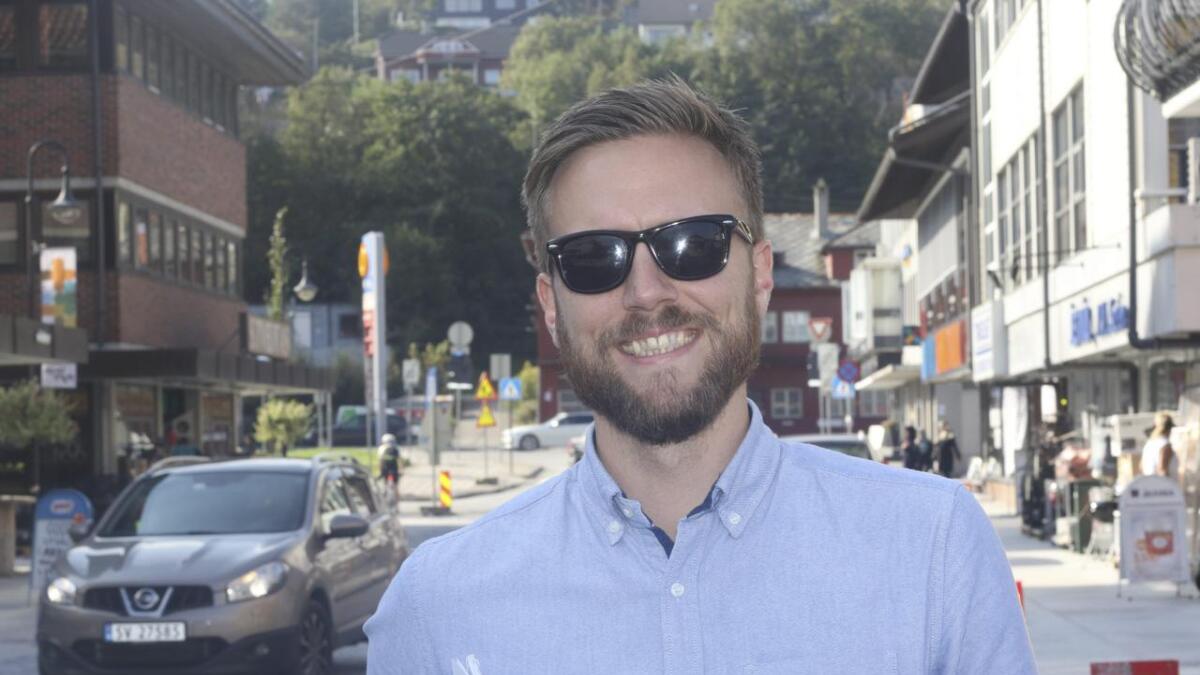 Næringssjef Daniel Skotheim gler seg over det aukande livet i Os sentrum. Til sommaren lovar han fri Wi-Fi over heile Osøyro.