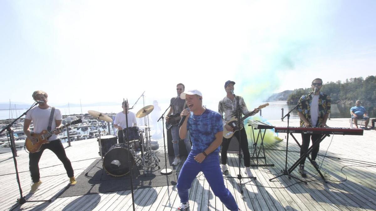 Det var litt av eit mektig og magisk syn då Sondre Justad og bandet inntok terrassen på Oseana fredag føremiddag.