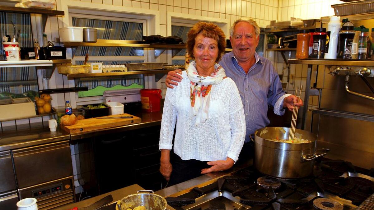 Lisbeth og Gunnar Ingelstad har møysommelig bygget opp suksessbedriften Årnes Kafeteria på Gvarv. Nå hedres de for jobben.	ALLE