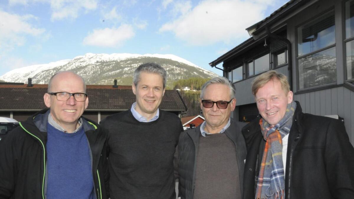 Olav Moen frå (t.v.), Thomas Loftsgarden (Sparebanken Din), Morten Olav Dyrud (Sparebankstiftinga Seljord), og Ben Roger Elvenes, administrerande banksjef Sparebanken Din.