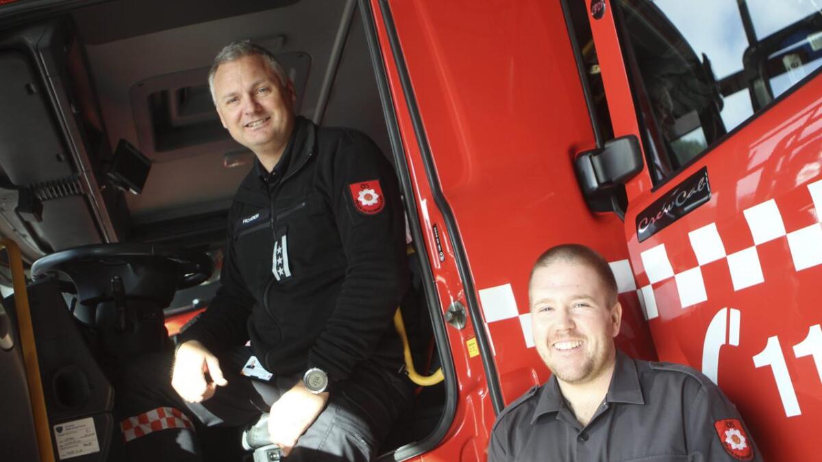 Brannsjef Eivind Hovden (bak rattet) og førebyggjande brannkonstabel Joakim Janssens gler seg til ei travel brannvernveke.