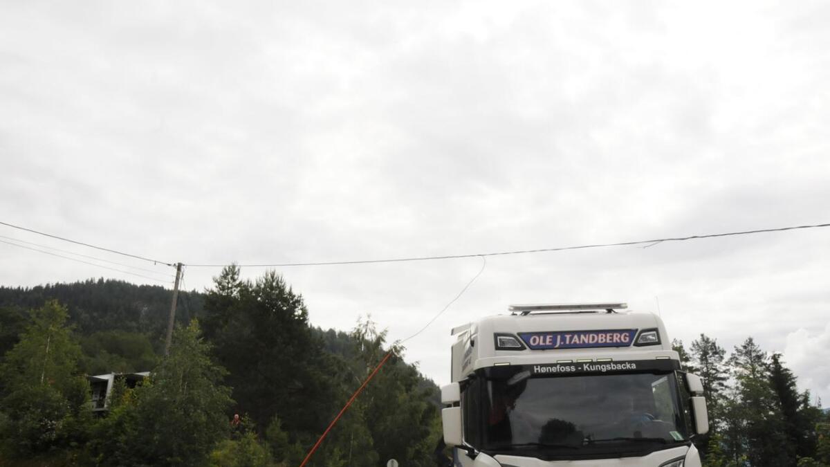 Ein lastebil reiv med seg ein straumledning som går over RV41 i Kviteseid i dag.