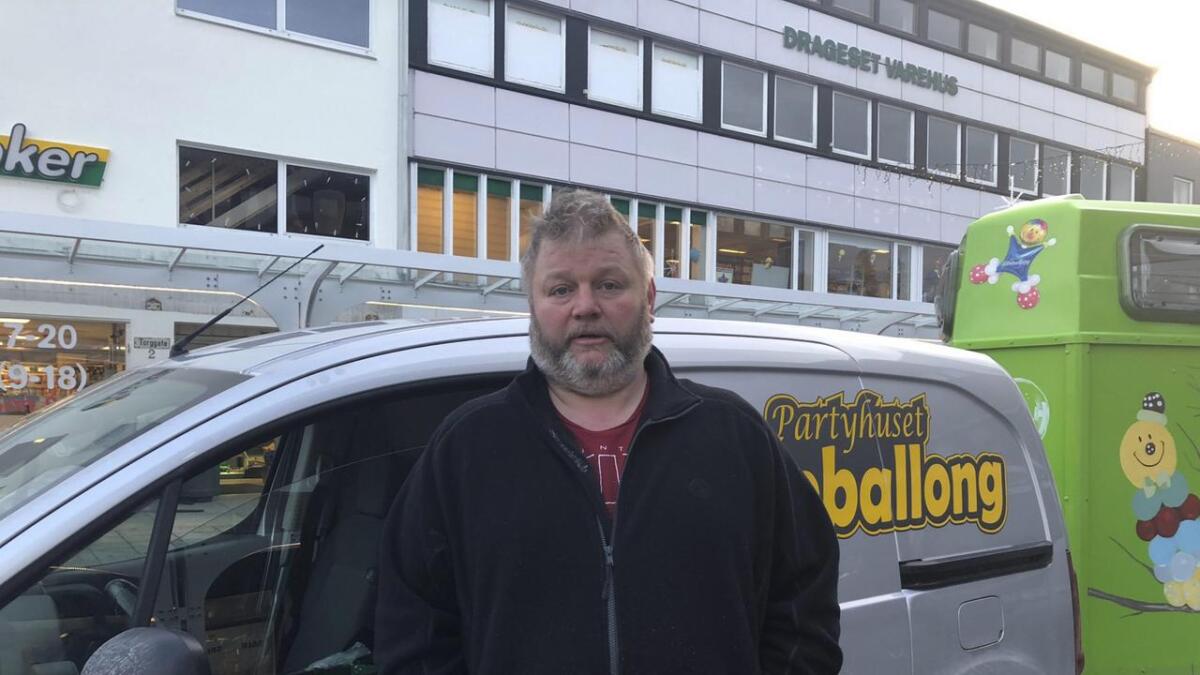 Henning Heidal irriterer seg over at pendlarar tek opp parkeringsplassane i sentrum.