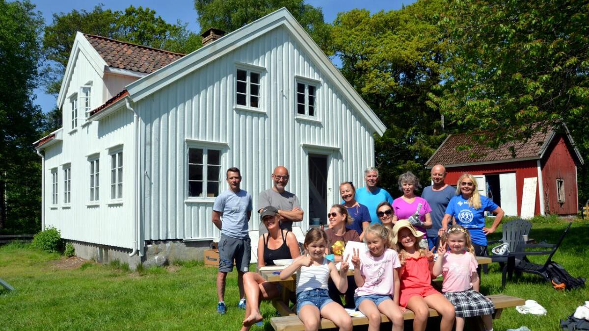 2. pinsedag var en god gjeng samlet på Gittas hus for å male, snekre og gjøre det klart til årets sommerskole.