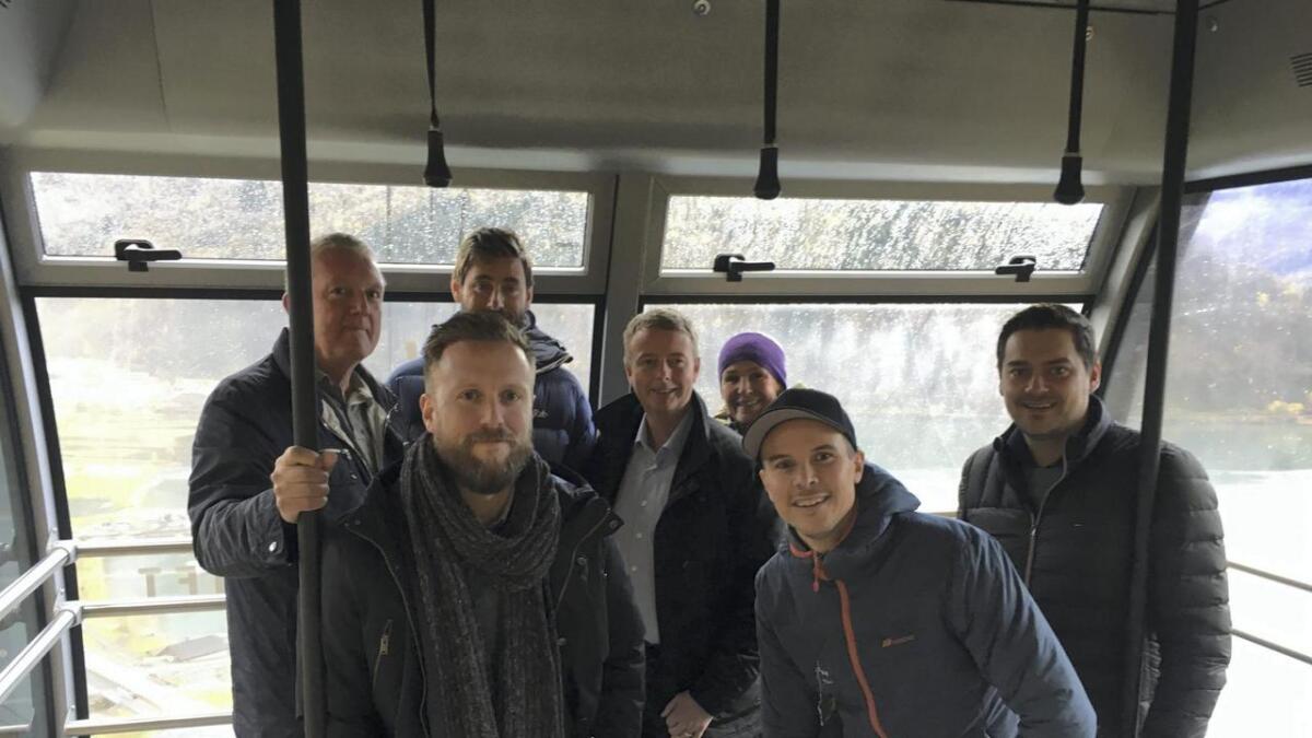 Her er delegasjonen frå Os i ein av gondolane opp fjellet Hoven i Nordfjord, saman med Odd Rune Flo (med kaps), som er sals- og marknadssjef i Loen Skylift.