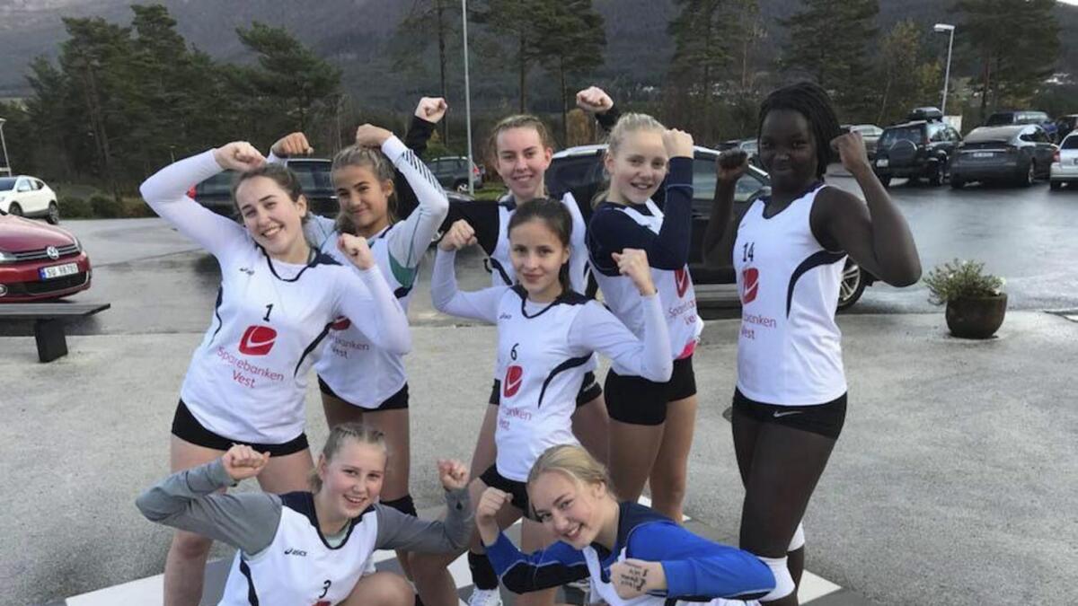 Det ferske Jenter U15-laget til Strandvik tok bronse i første serierunde.