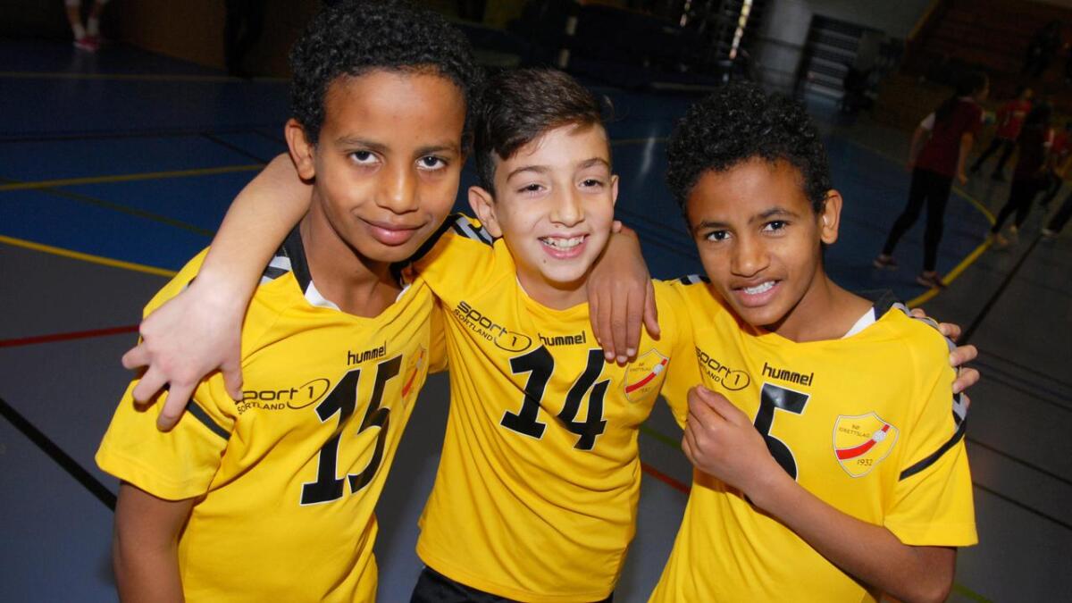 Fanuel, Jad og Dawit sier de er glad for at det er et tilbud om volleyball i Bø.
