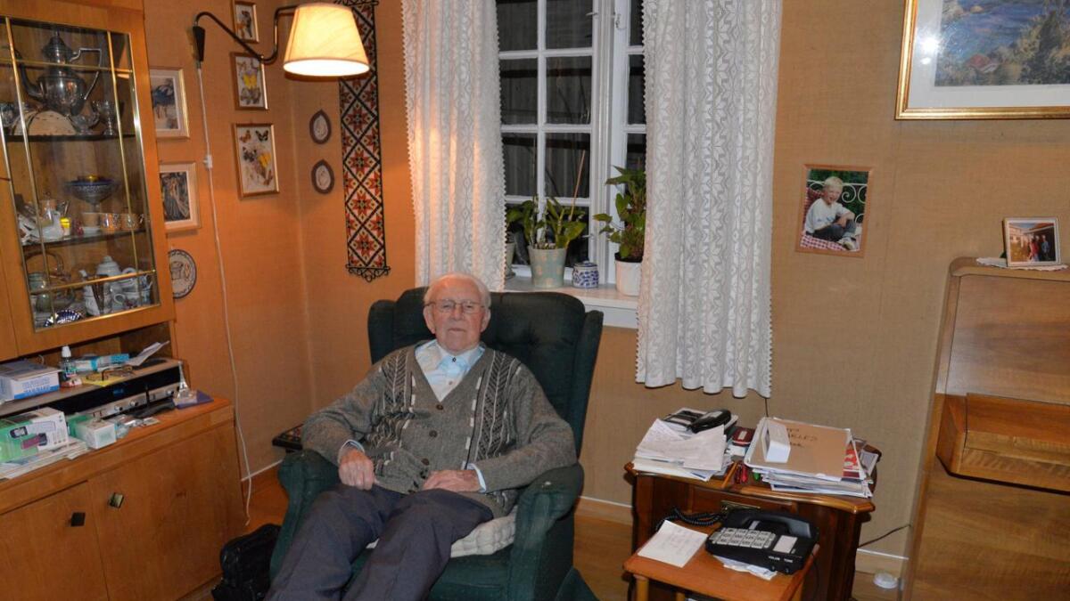 Charles Hovd Nilsen bor alene i huset på Hisøy, og blir stadig sykere av bekymring og lengsel etter kona.