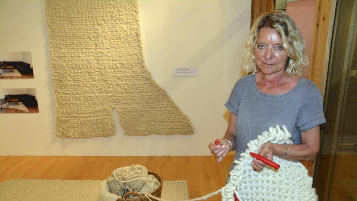 Ann Mari Johnsen syner 3D-printa strikkepinnar som er laga ved NTNU i Trondheim.