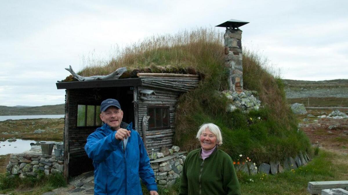 Ingrid Johnsen og nevøen Mattis Danielsen ved samegammene ved Fagerheim som Amund Johnsen bygde.
